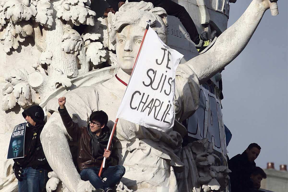 Freiheit vom Terror durch Religion. Demonstranten solidarisieren sich 2015 nach den islamistischen Anschlägen in Paris auf der Marianne sitzend mit den Opfern aus der Redaktion von »Charlie Hebdo«