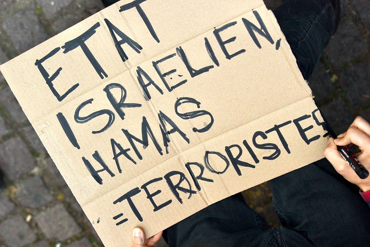 Begriffsverwirrung. Schild eines Demonstranten in Paris, 13. Oktober