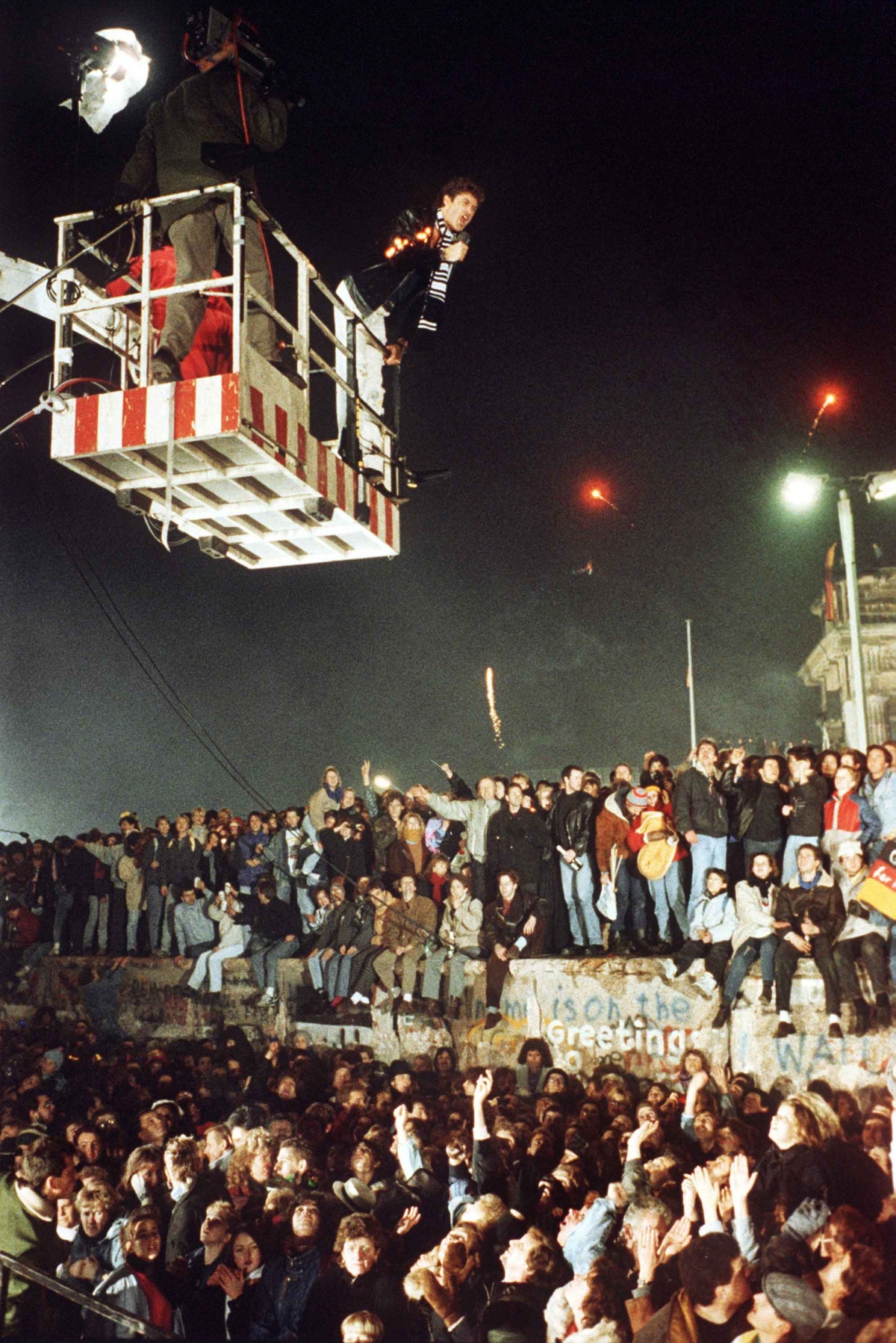 David Hasselhoff singt Silvester 1989 an der Berliner Mauer 