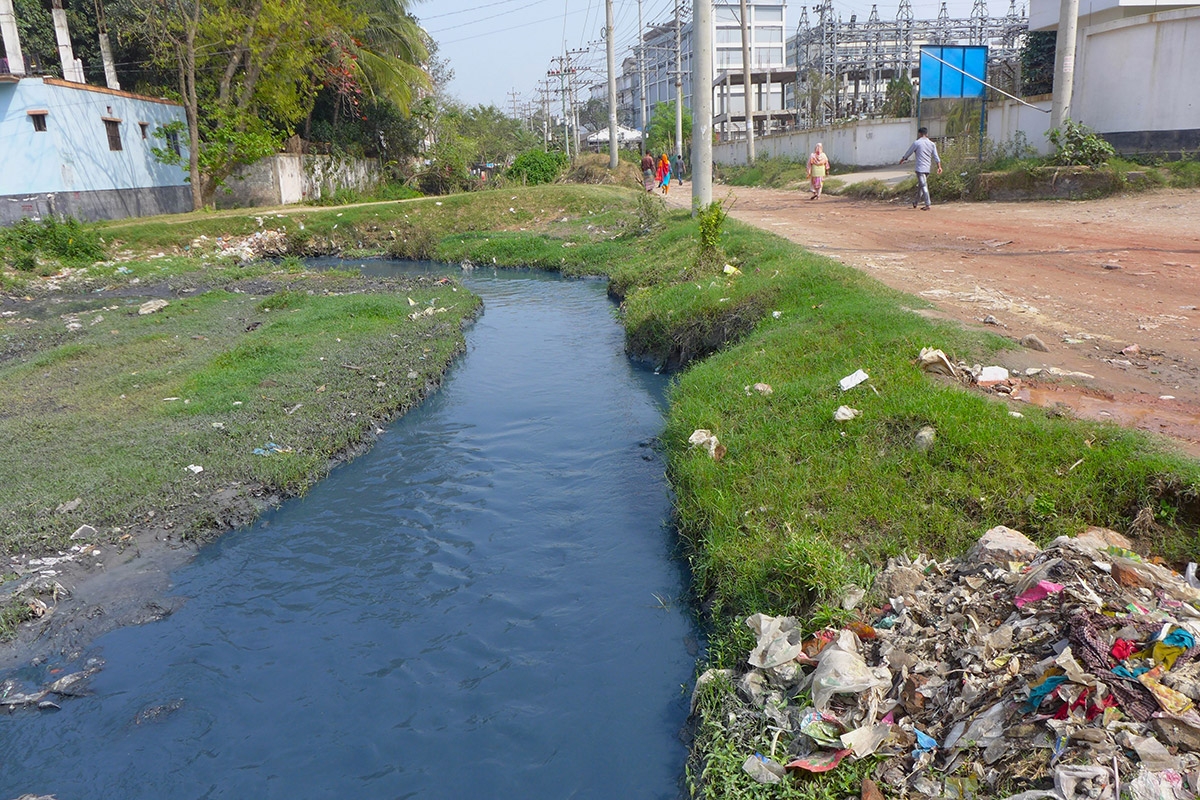 Abwasser der Aji-Gruppe im Außenbezirk Hemayetpur von Dhaka 