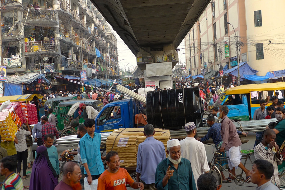 Immer was los auf der Straße: Nachmittag in Alt-Dhaka