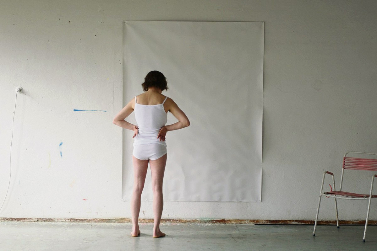 Die Künstlerin in ihrer ­Arbeitskleidung: Maria Lassnig (Birgit Minichmayr)