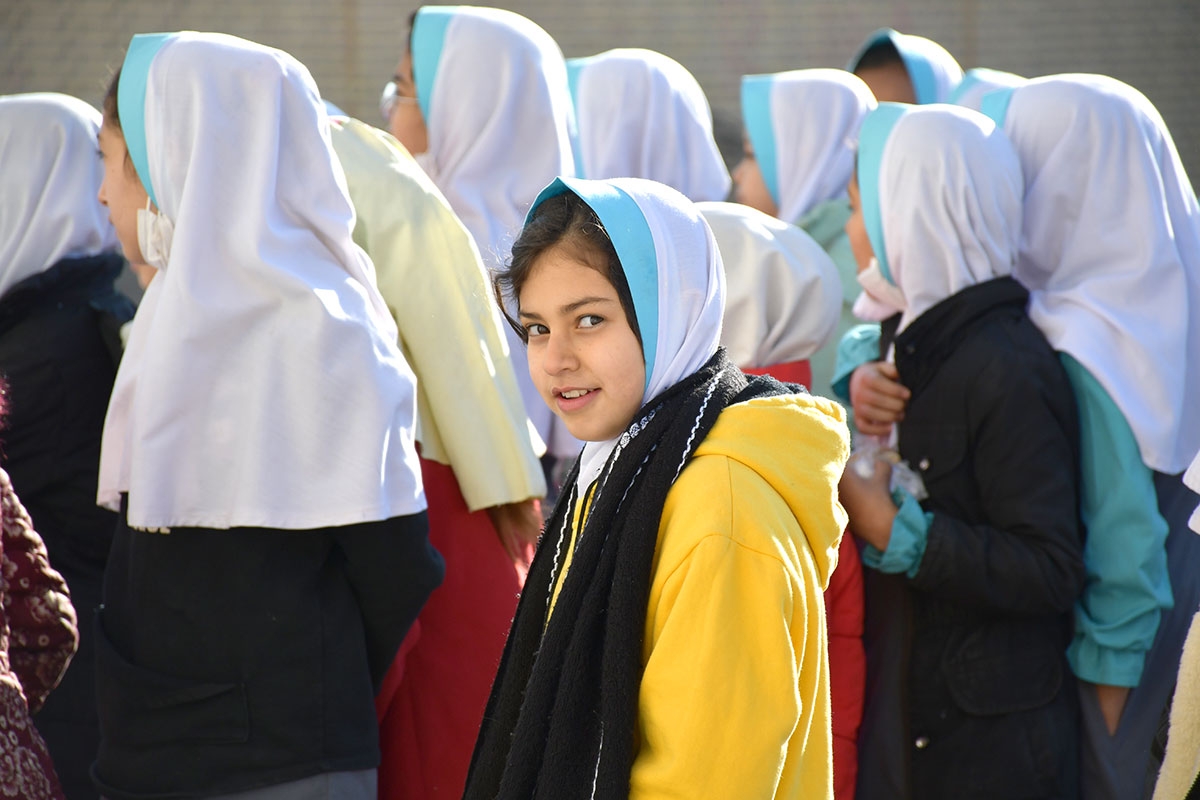 Den Taliban entkommen. In Iran leben Millionen Flüchtlinge aus Afghanistan, darunter auch viel Frauen und Kinder. Schülerinnen in der Flüchtlingssiedlung Semnan