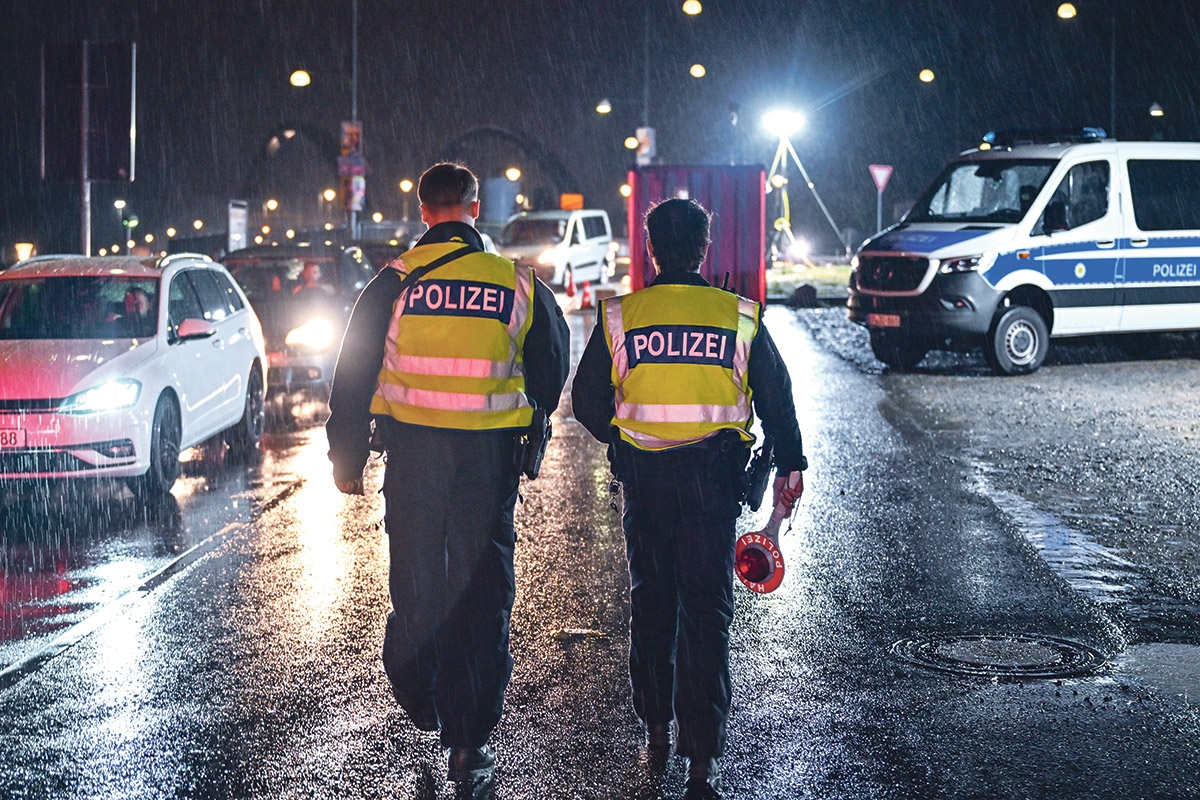 Da freut sich die AfD. Deutsche Polizeibeamte kontrollieren am Montagmorgen den deutsch-polnischen Grenzübergang in Frankfurt (Oder)