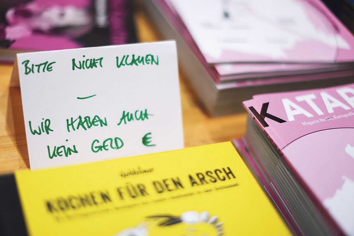 Hinweis an die Kundschaft. Bei der Leipziger Buchmesse verwies der Katapult-Verlag scherzhaft auf seine finanzielle Lage