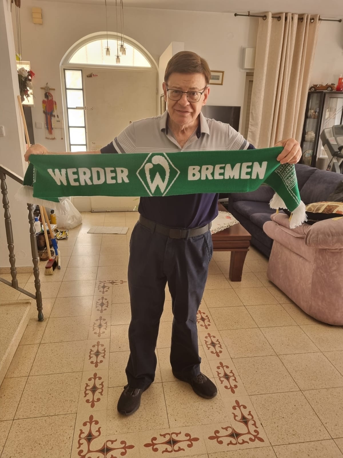 Gad Lior mit einem Fanschal von Werder Bremen