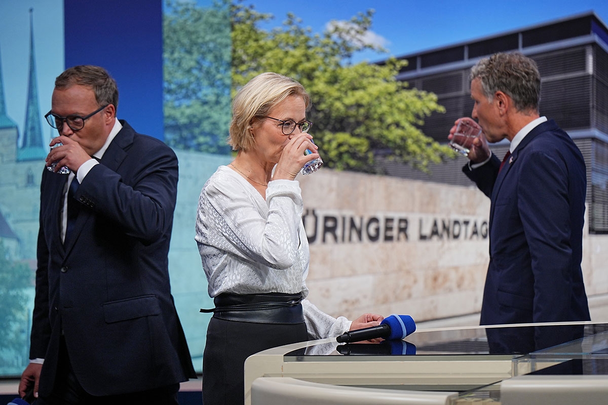 Mario Voigt (CDU), Katja Wolf (BSW) und Björn Höcke (AfD, v.l.) hart am Glas