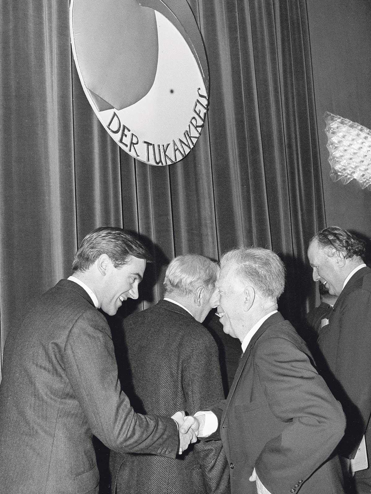 Marcuse (rechts) bei einer Tagung des Münchner Tukankreises über Theaterkritik, 1965