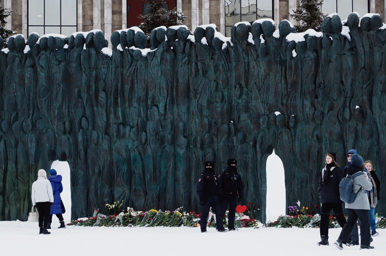 Blumen für Aleksej Nawalnyj am vergangenen Samstag in Moskau. Das Denkmal »Mauer der Trauer« für die Opfer des Sowjetsystems hatte Wladimir Putin 2017 selbst eingeweiht
