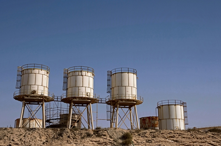 Beste Lage am Mittelmeer. Aus dem Ölfeld von Zueitina bei Bengasi im Nordosten Libyens werden täglich mehr 1,2 Millionen Barrel Öl am Tag gefördert