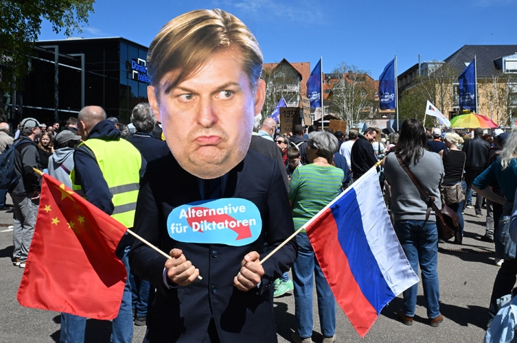 Der echte Maximilian Krah kam gar nicht erst. Protest vor der AfD-Auftaktveranstaltung des Europawahlkampfs am 27. April