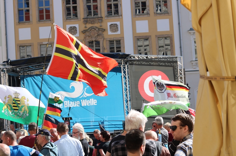 Nazis zeigen Flagge. Die »Compact«-Veranstaltung am Samstag vergangener Woche in Zittau, links im Bild die Fahne der Freien Sachsen