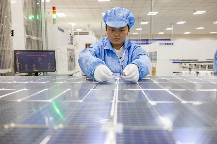 Massenanfertigung. Arbeiterin an einer Produktionslinie für Photovoltaikmodule in einer Fabrik im südwestchinesischen Bijie, 11. Juni 2023