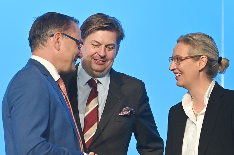 »Champagner-Max« Krah (M.) und die AfD-Vorsitzenden Tino Chrupalla (l.) und Alice Weidel. Nicht im Bild: Wladimir Putin