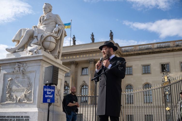 Selbstbewusst gegen Antisemitismus. Der Rabbiner Yehuda Teichtal von der Jüdischen Gemeinde Chabad Berlin bei einer Kundgebung von Fridays for Israel vor der Humboldt-Universität zu Berlin