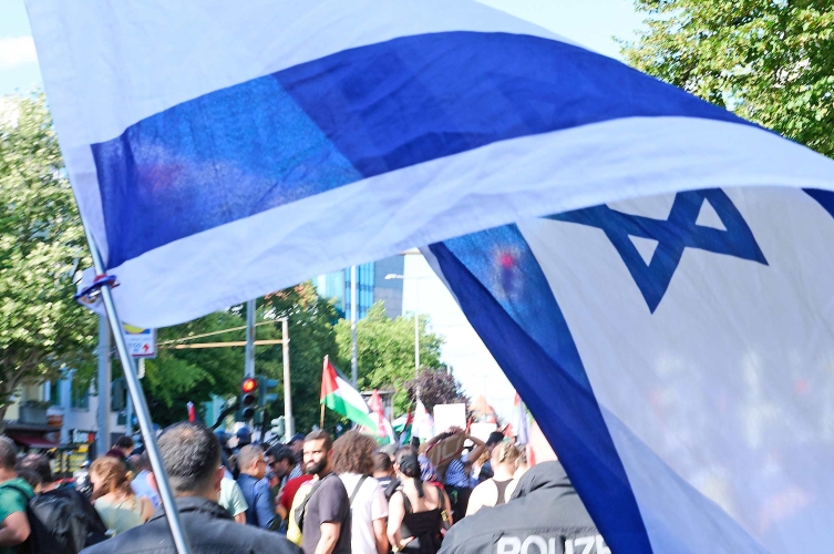 Protest mit Israel-Flagge unter Polizeischutz. Demonstration mit dem Titel »Stoppt den Gaza-Genozid« in Berlin-Friedenau, 13. Juli