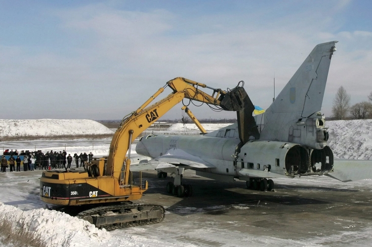 Nicht gewürdigte Abrüstung. Am 27. Januar 2006 wurde der letzte ukrainische Langstreckenbomber vom Typ Tupolew Tu-22M demontiert