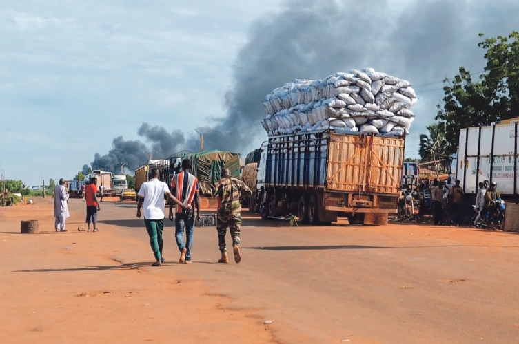 Der überraschende Angriff blamierte die Militärjunta. Festnahme eines Verdächtigen in Bamako, 17. September