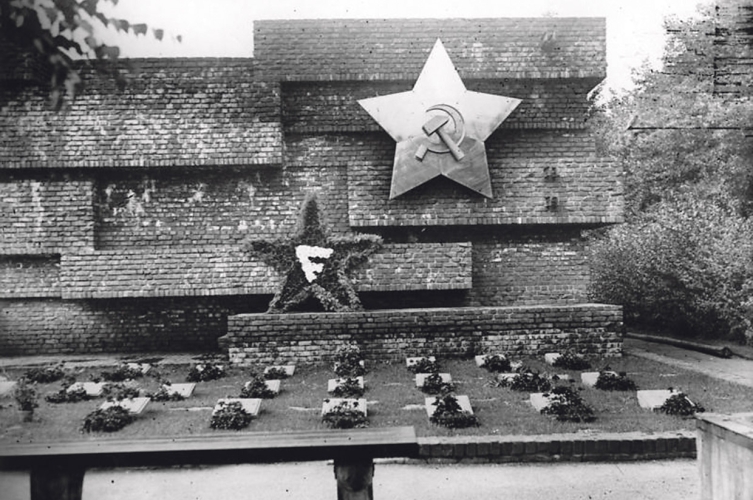 Gebaut, zerstört, anders wieder aufgebaut: Das »Revolutionsdenkmal« von Mies van der Rohe, erbaut 1926, wie es das Foto zeigt, wurde von den Nazis zerstört. In der DDR rekonstruierte man es nicht, sondern ließ ein anderes Denkmal errichten