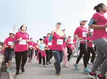 Algerien, geh du voran: Mädchen und Frauen bei einem Solidaritätslauf während des Breast Cancer Aware Month in Algier im Oktober 2016