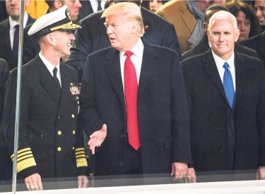 Mike Pence (r.) neben Donald Trump und Admiral John Richardson (l.)