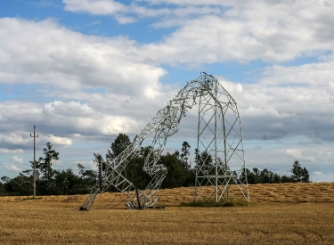 Klimaforscher beobachten eine Häufung von extremen Wetterlagen in ganz Europa. Diesen Strommast in der Nähe des Dorfes Sylczno in Polen hat es bei einem Sturm am 11. August erwischt