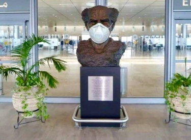 Auch die Statue des ersten israelischen Ministerpräsidenten David Ben-Gurion trägt Mundschutz