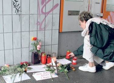 Nach dem Anschlag am 27. Juli 2000 legten Menschen Blumen und Kerzen am S-Bahnhof Wehrhahn in Düsseldorf nieder