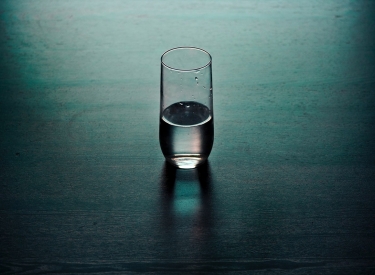 Halbvolles Glas Wasser
