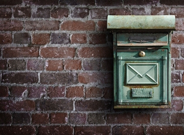 Antiker Zeitungskasten an Mauer