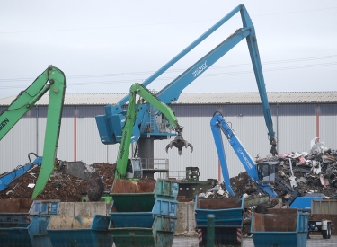 Die Plackerei im Recyclingbetrieb SRW Metalfloat geht weiter. An den Arbeitsbedingungen hat sich nichts geändert
