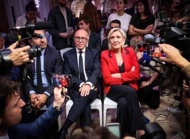Da passt kein Blatt dazwischen: Èric Ciotti (2. v. l.) und Marine Le Pen bei einer Pressekonferenz am 24. Juni in Paris. Der rechte Flügel der Konservativen unter Ciottis Führung kooperiert mit Le Pens Rassemblement national