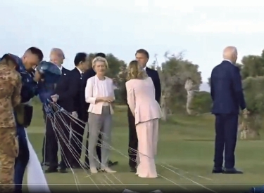 Bewusst aus dem Zusammenhang gerissen. Mit diesem Bild vom G7-Gipfel soll Biden als orientierungslos dargestellt werden