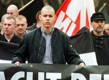 Die Mode ist zurück, die Ideologie war nie weg. Nazi-Skins bei einem rechtsextremen Aufmarsch in Sachsen-Anhalt, 1998