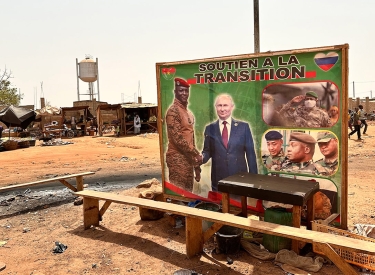 Freundschaft! Ein Poster in einem Vorort der Hauptstadt Ouagadougou zeigt den Übergangspräsidenten von Burkina Faso, Ibrahim Traoré, mit Wladimir Putin, 5. März