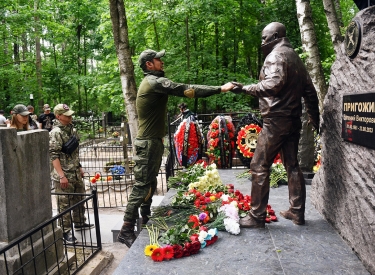 Grüße an den ehemaligen Boss. Personen mit Abzeichen der Gruppe Wagner besuchen an dessen Geburtstag am 1. Juni das Grab Jewgenij Prigoschins in Sankt Petersburg