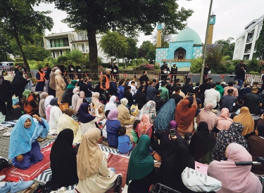 Wenn die Moschee beschlagnahmt wurde. Das Freitagsgebet vorige Woche vor der vom IZH betriebenen Blauen Moschee in Hamburg