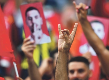 Alle wollen Opfer sein. Türkische Fußballfans zeigen am Samstag beim Spiel der Türkei gegen die Niederlande den Wolfsgruß in Solidarität mit Merih Demiral