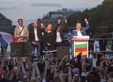 Umstritten auch im eigenen Bündnis. Jean-Luc Mélenchon (rechts) feiert mitBündnispartnern in Paris den Erfolg der NFP bei der Parlamentswahl, 7. Juli
