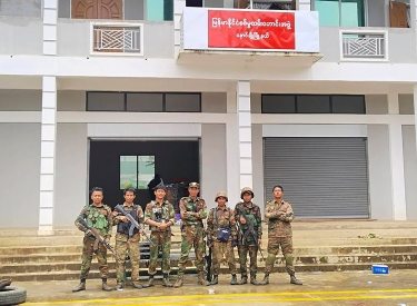 Beweis des militärischen Erfolgs. Mitglieder der Three Brotherhood Alliance posieren vor einem Gebäude im Shan-Staat, 26. Juni