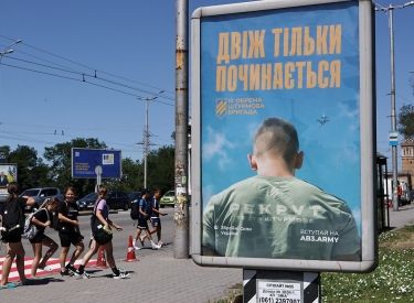 Rekruten sind schwerer zu finden, viele fliehen vor dem Militärdienst. Werbeplakat der ukrainischen Armee in Saporischschja