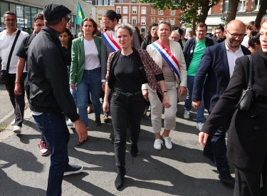 Schaulaufen für mehr Popularität. Lucie Castets flaniert in Lille, 27. Juli