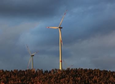 Umstrittenes Gebiet. Windkrafträder sorgen in Bayern immer wieder für Auseinandersetzungen zwischen Bürgern und Industrie