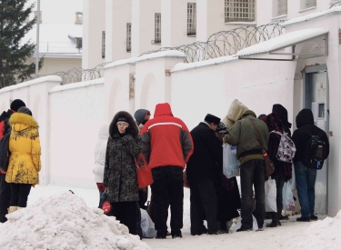 Angehörige warten vor dem Gefängnis. In den Tagen nach der belarussischen Präsidentschaftswahl 2010 kam es zu Hunderten Festnahmen, Minsk, 23. Dezember 2010