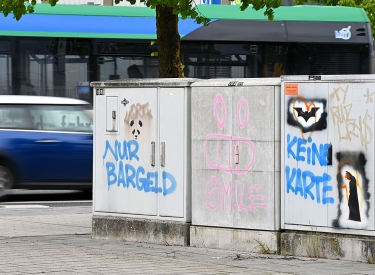 »Populistische Maßnahme, die das Leben von Geflüchteten verkompliziert«. Protest gegen die Bezahlkarte für Flüchtlinge in München