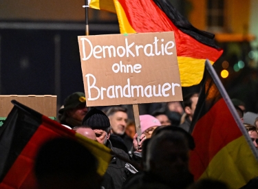 »Der Brandmauerfall hat begonnen«, jubilieren AfD-Politiker. Demonstration gegen rechts in Lübben (Brandenburg), 27. Februar