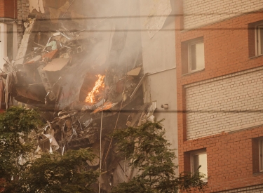 Fast jeden Tag verursachen russische Angriffe auf die Zivilbevökerung in der Ukraine Tod, Trümmer und Verwüstung. Von einer Rakete getroffenes Wohngebäude in Dnipro, 29. Juni