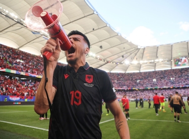 Er konnte sich eben nicht zurückhalten. Der albanische Nationalspieler Mirlind Daku schrie nach dem Spiel gegen Kroatien am 19. Juni nationalistische Parolen durch ein Megaphon