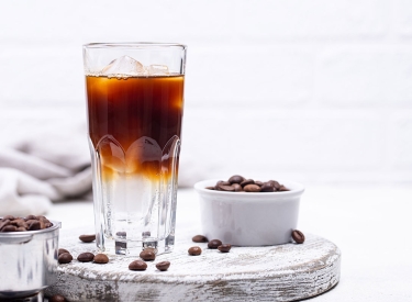 Lässt sich auch ohne drumherum liegende Kaffeebohnen trinken: Espresso Tonic