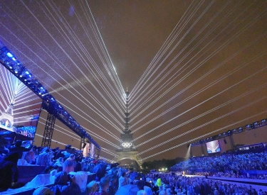 Total verstrahlt: Eröffnungsfeier der Olympischen Sommerspiele, Blick auf den Eiffelturm im Trocadero-Stadion